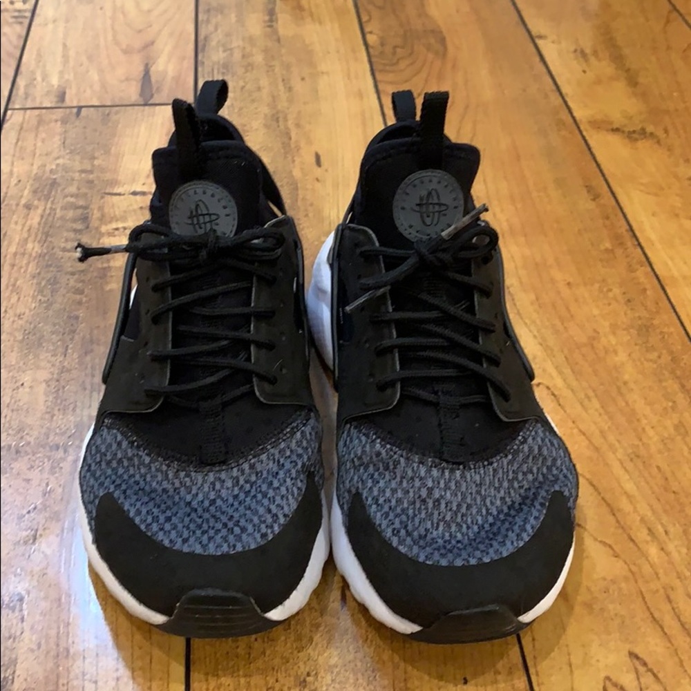 Nike air huarache kids 6. Black and silver